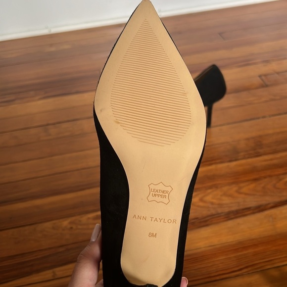 Ann Taylor Black Pointy Toe Suede Heels with Gold Chain Buckle Detail Size 8 - Picture 9 of 11